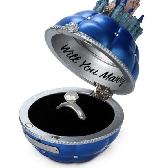 Walt Disney World Cinderella Castle Engagement Ring Holder Ornament - NEW - Picture 3 of 4